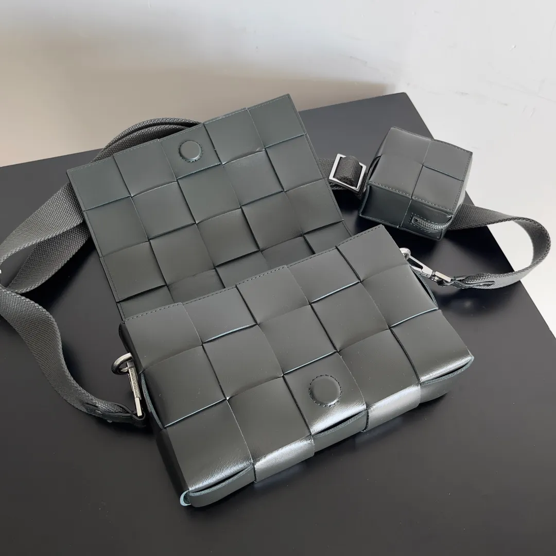 Batch 2120 bv two-in-one cassette bag has a more casual and casual cool. The leather is stiff and has a slight leather luster. Different colors are available. 🙈 The crossbody bag that handsome guys love to carry when going out is super handsome. It is fashionable and fashionable~ The capacity is very sufficient for daily commuting. The small bag can hold headphones. One bag is multi-purpose! ! Style number: 741777 Size: 26*16*6.5cm